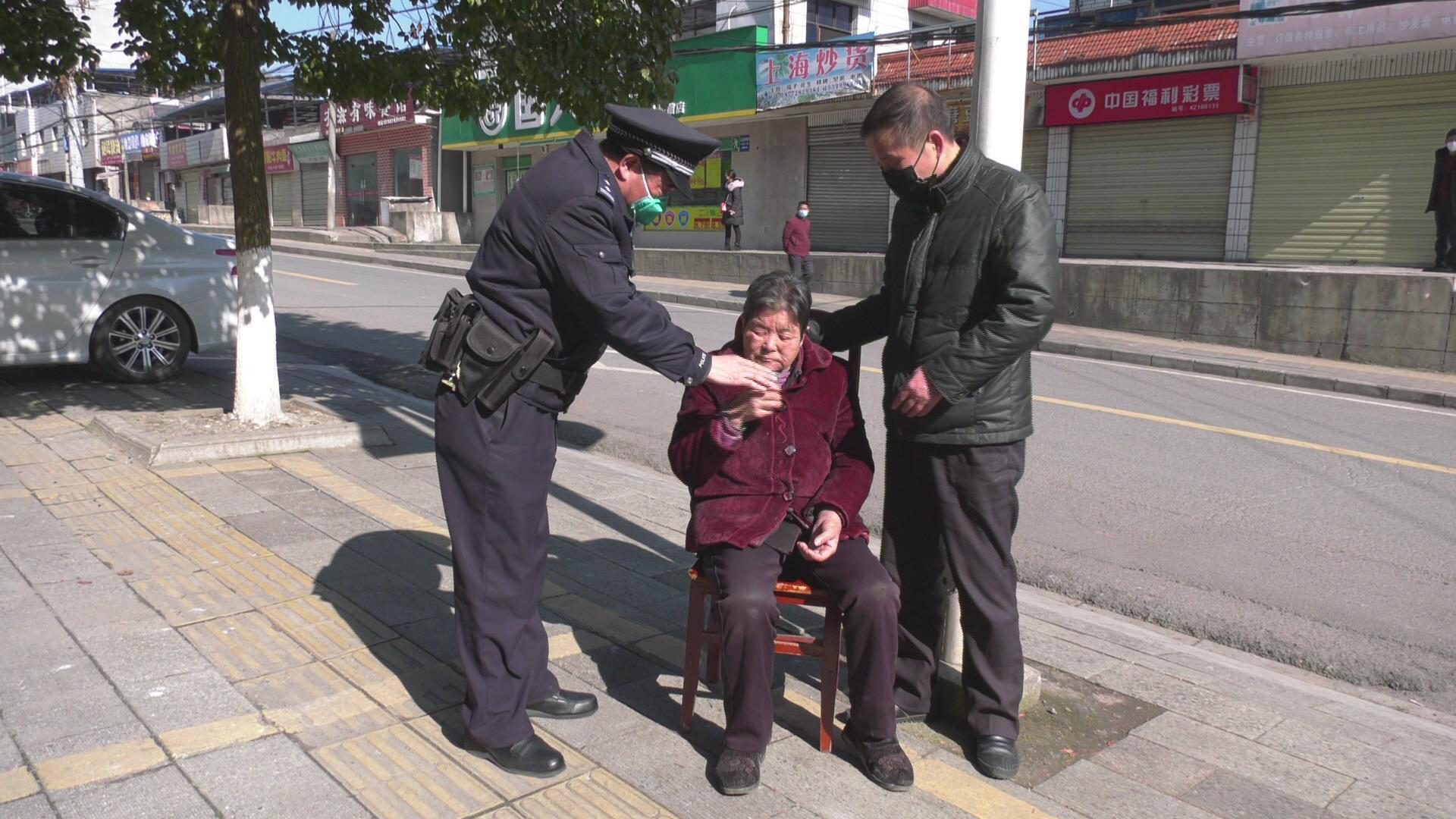 竹山交警入户开展疫情排查