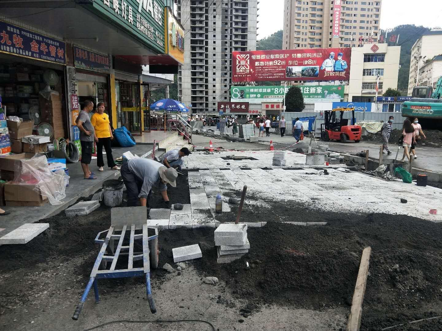 人民路改造工程南半侧进入收尾阶段