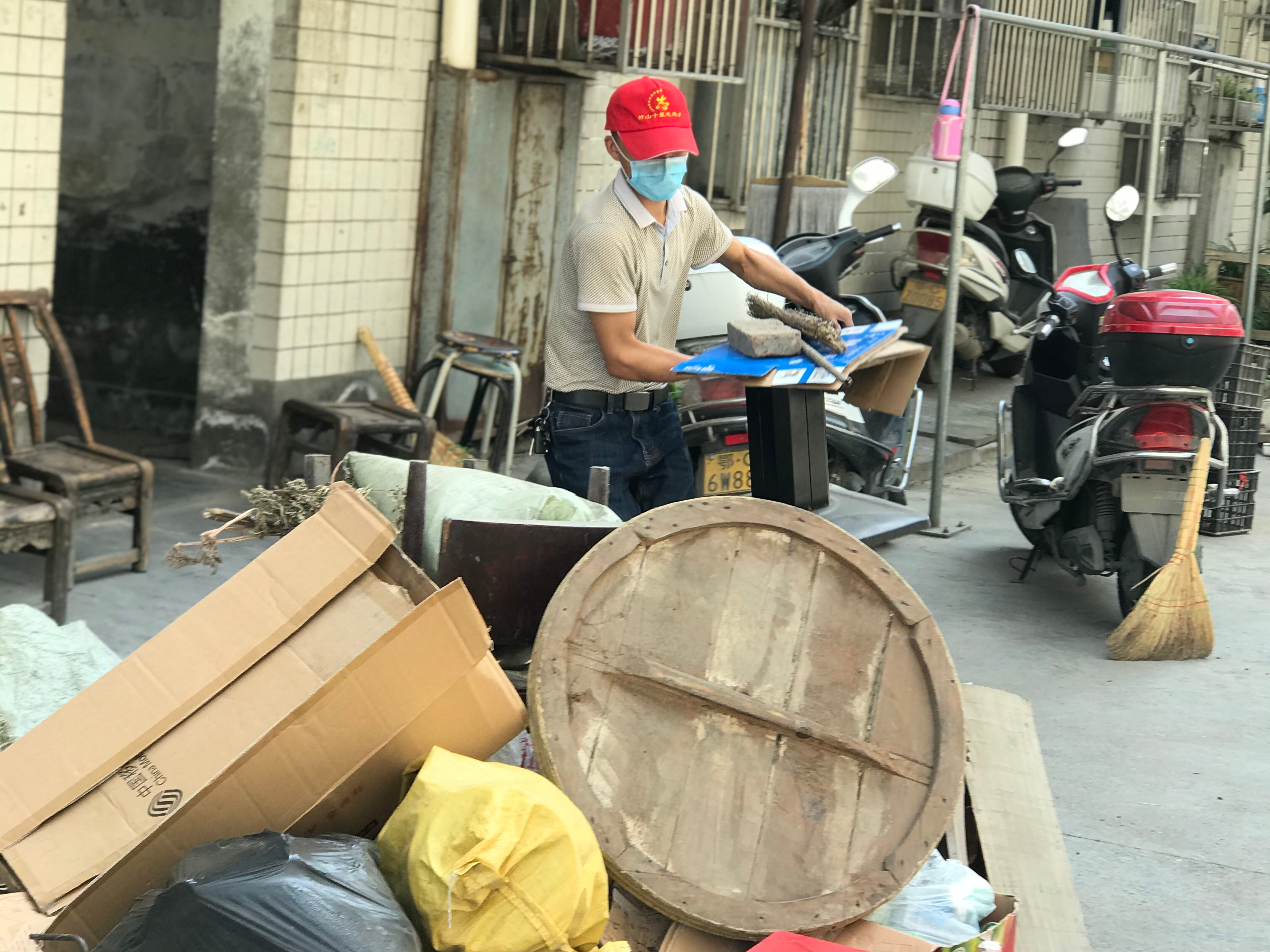 县职校打通消防通道保障居民消防安全