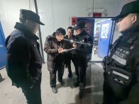 秦古派出所夜查棋牌室筑牢禁赌防线